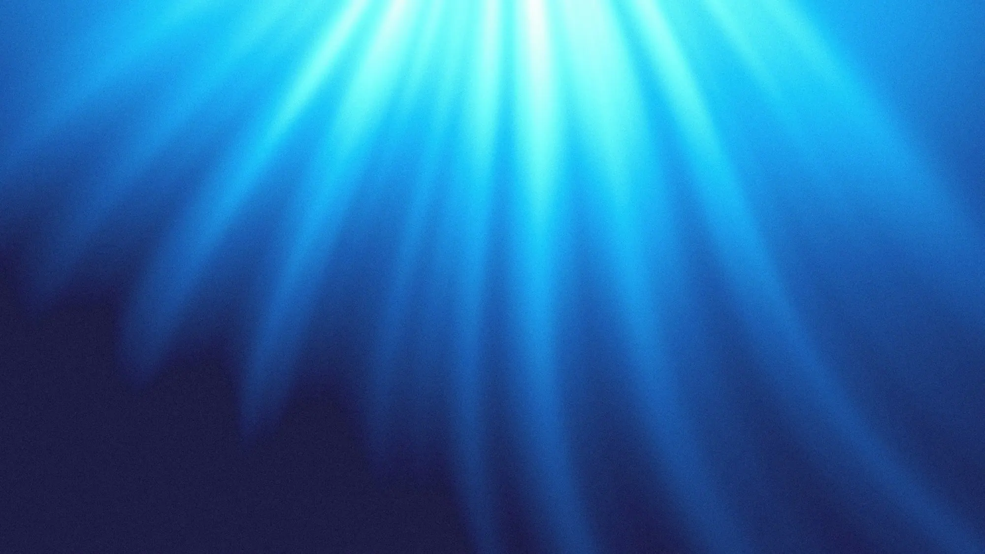 Лучи света в глубокой синей воде